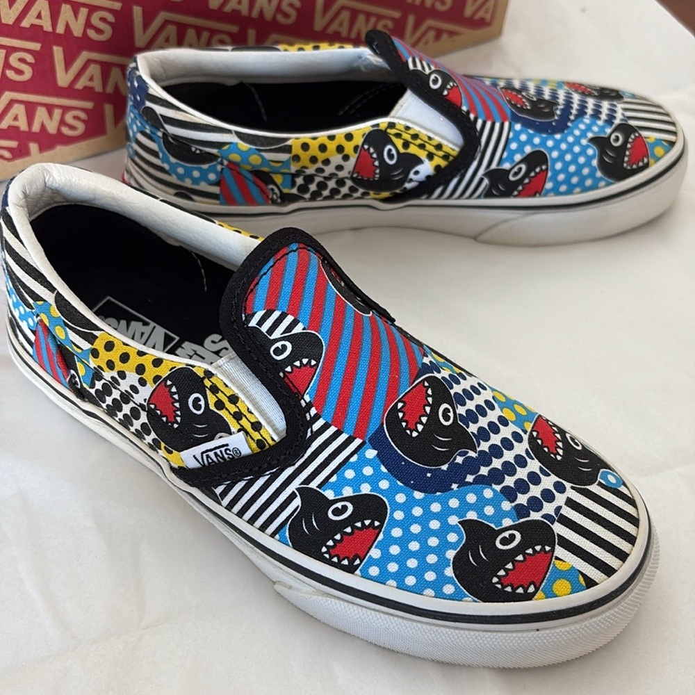 Vans Discovery Shark Week Classic Slip-On Skate Shoes 

Kids Size 2.0